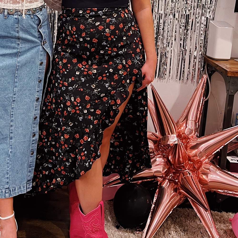 SHEIN Black Floral Asymmetrical Skirt
